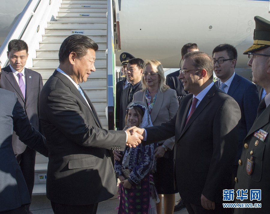  11月14日，國(guó)家主席習(xí)近平抵達(dá)土耳其安塔利亞，應(yīng)土耳其共和國(guó)總統(tǒng)埃爾多安邀請(qǐng)，出席二十國(guó)集團(tuán)領(lǐng)導(dǎo)人第十次峰會(huì)。土耳其高級(jí)官員到機(jī)場(chǎng)迎接習(xí)近平主席一行。新華社記者 李學(xué)仁 攝 