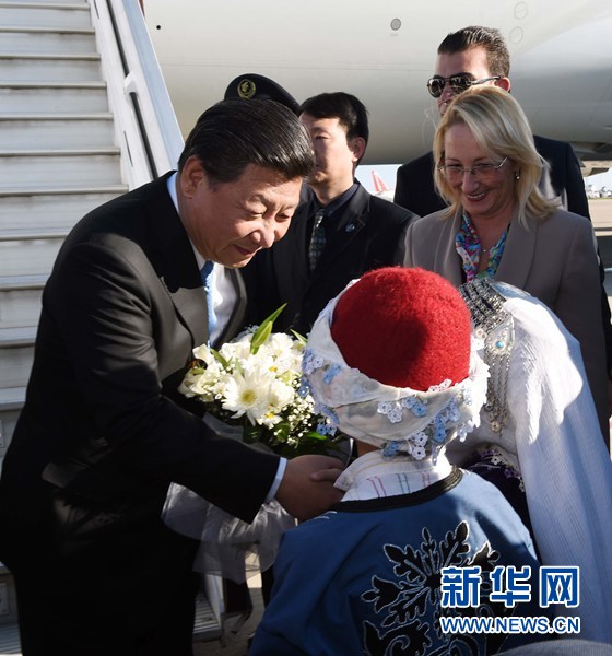 11月14日，國(guó)家主席習(xí)近平抵達(dá)土耳其安塔利亞，應(yīng)土耳其共和國(guó)總統(tǒng)埃爾多安邀請(qǐng)，出席二十國(guó)集團(tuán)領(lǐng)導(dǎo)人第十次峰會(huì)。這是土耳其兒童向習(xí)近平主席獻(xiàn)花。新華社記者 饒愛(ài)民 攝 