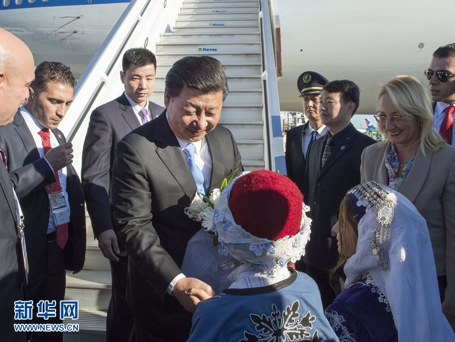 11月14日，國(guó)家主席習(xí)近平抵達(dá)土耳其安塔利亞，應(yīng)土耳其共和國(guó)總統(tǒng)埃爾多安邀請(qǐng)，出席二十國(guó)集團(tuán)領(lǐng)導(dǎo)人第十次峰會(huì)。這是土耳其兒童向習(xí)近平主席獻(xiàn)花。新華社記者 李學(xué)仁 攝 