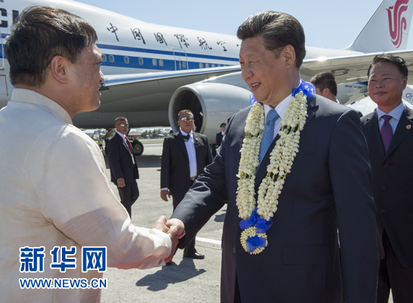 11月17日，國家主席習近平抵達菲律賓首都馬尼拉尼諾&middot;阿基諾國際機場，出席即將舉行的亞太經合組織第二十三次領導人非正式會議。菲律賓高級官員到機場迎接習近平主席。新華社記者李學仁攝