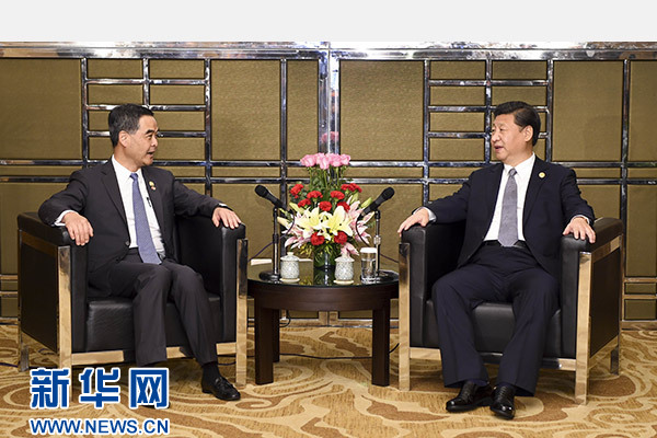 11月18日，國(guó)家主席習(xí)近平在菲律賓馬尼拉會(huì)見(jiàn)前來(lái)出席亞太經(jīng)合組織第二十三次領(lǐng)導(dǎo)人非正式會(huì)議的香港特別行政區(qū)行政長(zhǎng)官梁振英。新華社記者謝環(huán)馳攝