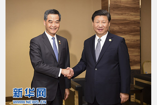 11月18日，國(guó)家主席習(xí)近平在菲律賓馬尼拉會(huì)見(jiàn)前來(lái)出席亞太經(jīng)合組織第二十三次領(lǐng)導(dǎo)人非正式會(huì)議的香港特別行政區(qū)行政長(zhǎng)官梁振英。新華社記者謝環(huán)馳攝