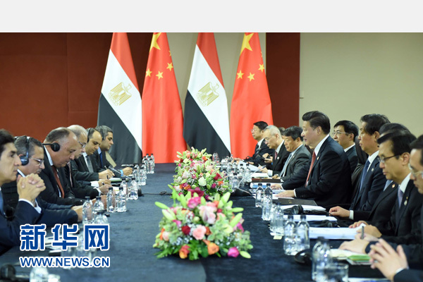 12月4日，國(guó)家主席習(xí)近平在約翰內(nèi)斯堡會(huì)見(jiàn)埃及總理伊斯梅爾。新華社記者 張鐸 攝 