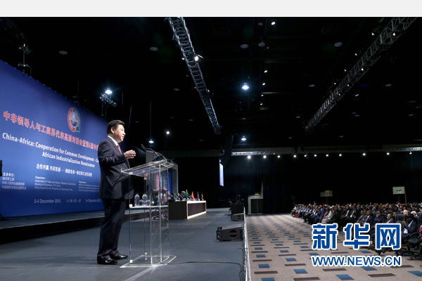 12月4日，國(guó)家主席習(xí)近平在約翰內(nèi)斯堡出席中非領(lǐng)導(dǎo)人與工商界代表高層對(duì)話會(huì)暨第五屆中非企業(yè)家大會(huì)閉幕式并發(fā)表題為《攜手共進(jìn)，譜寫(xiě)中非合作新篇章》的重要講話。新華社記者 姚大偉 攝