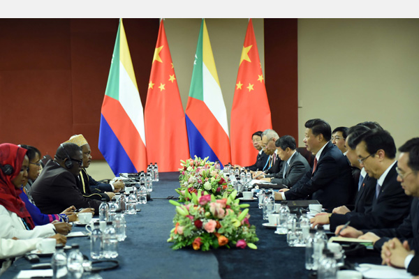 12月4日，國家主席習(xí)近平在約翰內(nèi)斯堡會見科摩羅總統(tǒng)伊基利盧。 新華社記者 張鐸 攝 

