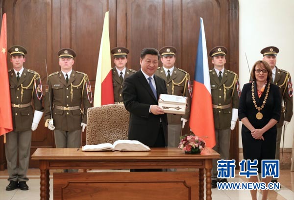 當?shù)貢r間3月29日，國家主席習近平在捷克布拉格會見布拉格市長科爾娜喬娃，并接受科爾娜喬娃代表該市贈予的城市鑰匙。 新華社記者 龐興雷攝