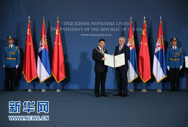6月18日，國家主席習近平在貝爾格萊德同塞爾維亞總統(tǒng)尼科利奇舉行會談。會談后，尼科利奇向習近平授予塞爾維亞最高級別勛章&ldquo;共和國一級榮譽勛章&rdquo;，感謝習近平為中塞關系發(fā)展作出的杰出貢獻。新華社記者蘭紅光攝 