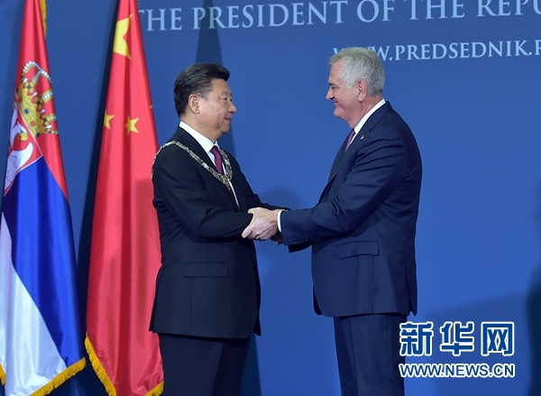 6月18日，國家主席習近平在貝爾格萊德同塞爾維亞總統(tǒng)尼科利奇舉行會談。會談后，尼科利奇向習近平授予塞爾維亞最高級別勛章&ldquo;共和國一級榮譽勛章&rdquo;，感謝習近平為中塞關系發(fā)展作出的杰出貢獻。新華社記者 李濤 攝 
