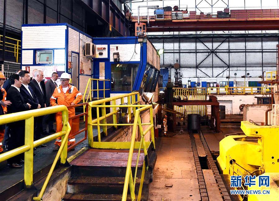 6月19日上午，國家主席習近平在貝爾格萊德參觀河鋼集團塞爾維亞斯梅代雷沃鋼廠。 新華社記者 饒愛民 攝