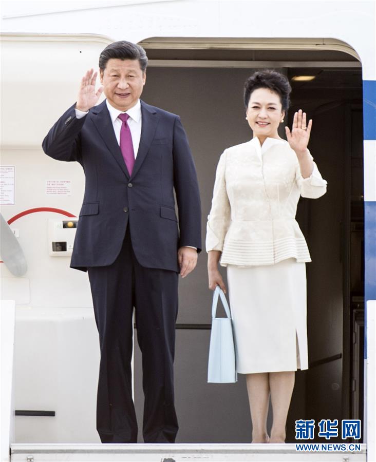 6月19日，國家主席習(xí)近平抵達(dá)華沙，開始對波蘭共和國進行國事訪問。這是習(xí)近平和夫人彭麗媛步出艙門。 新華社記者 謝環(huán)馳 攝 