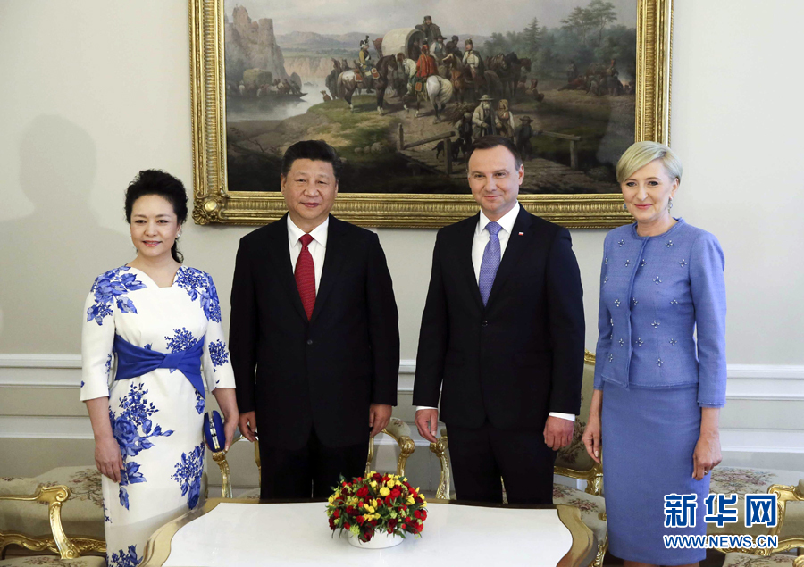 6月20日，國家主席習近平出席波蘭總統(tǒng)杜達在華沙總統(tǒng)府舉行的隆重歡迎儀式。歡迎儀式后，習近平和夫人彭麗媛同杜達和夫人阿加塔簡短寒暄。新華社記者 蘭紅光 攝