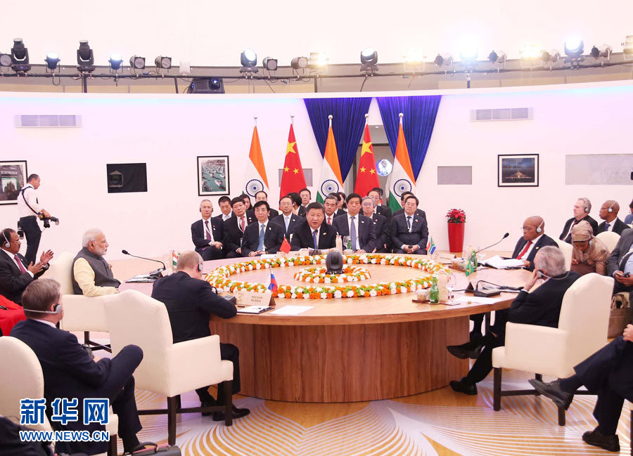 10月16日，金磚國家領導人第八次會晤在印度果阿舉行。中國國家主席習近平、印度總理莫迪、南非總統祖馬、巴西總統特梅爾、俄羅斯總統普京出席。習近平發表題為《堅定信心　共謀發展》的重要講話。新華社記者姚大偉攝 