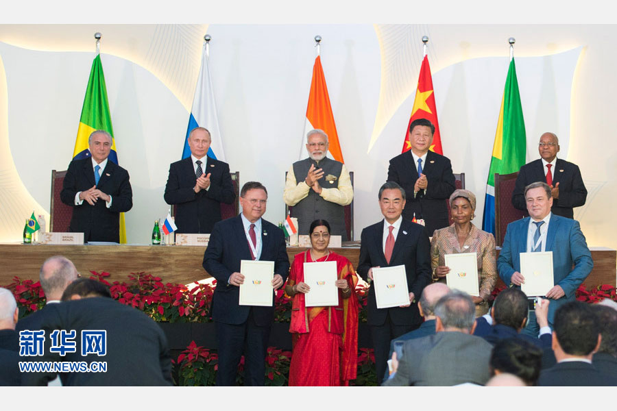 10月16日，金磚國家領導人第八次會晤在印度果阿舉行。中國國家主席習近平、印度總理莫迪、南非總統祖馬、巴西總統特梅爾、俄羅斯總統普京出席。這是會晤結束后，5國領導人共同見證合作文件的簽署，并出席聯合記者會。新華社記者謝環馳攝 