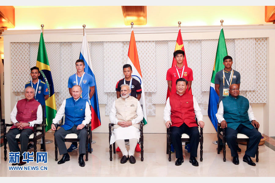 10月15日，國家主席習近平與印度總理莫迪、南非總統祖馬、巴西總統特梅爾、俄羅斯總統普京在印度果阿同參加金磚國家17歲以下少年足球賽的各國代表隊隊長合影。新華社記者姚大偉攝 