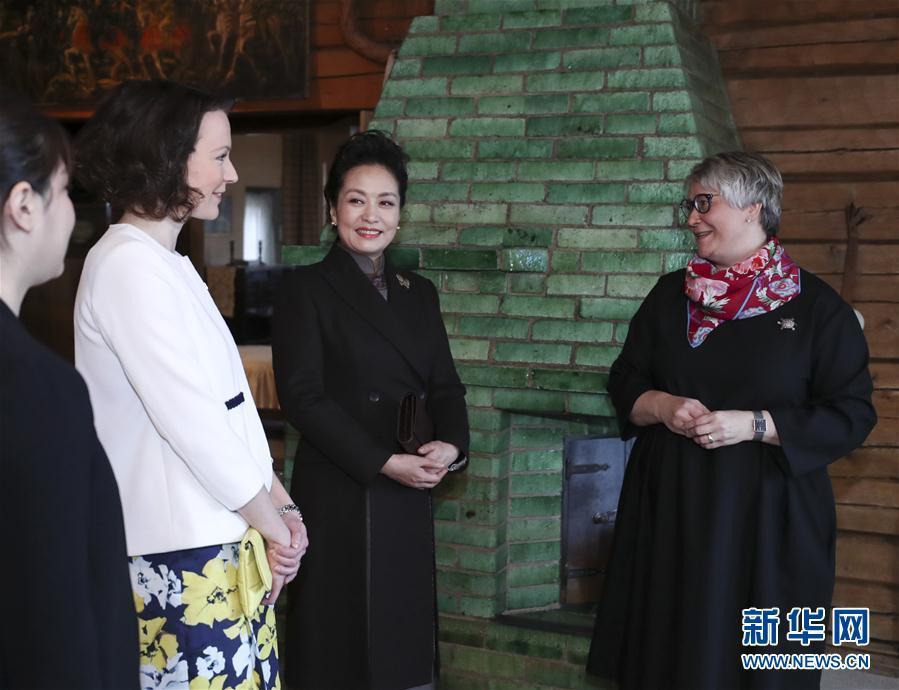 當?shù)貢r間4月5日上午，國家主席習近平夫人彭麗媛參觀位于赫爾辛基以北圖蘇拉湖畔的西貝柳斯故居博物館。 新華社記者謝環(huán)馳攝 