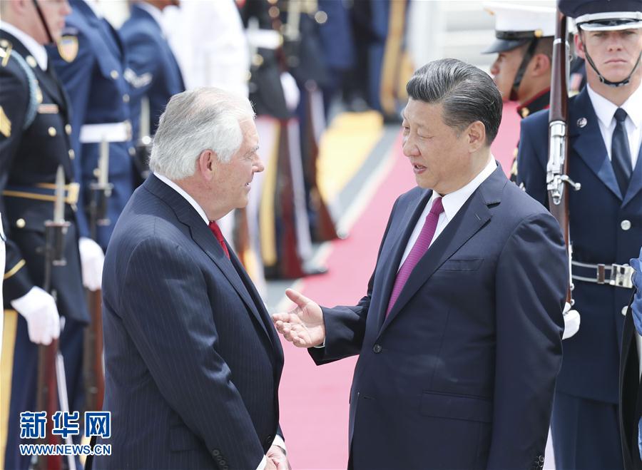 4月6日，國家主席習(xí)近平乘專機(jī)抵達(dá)美國佛羅里達(dá)州，將在海湖莊園同美國總統(tǒng)特朗普舉行中美元首會晤。習(xí)近平和夫人彭麗媛受到美國國務(wù)卿蒂勒森夫婦等熱情迎接。新華社記者 丁林 攝 