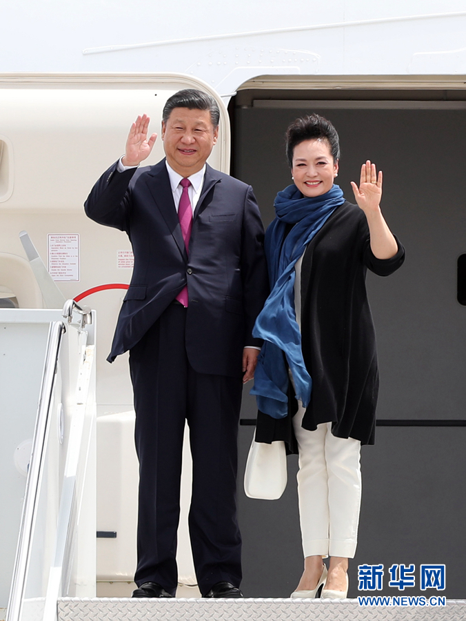 4月6日，國家主席習(xí)近平乘專機(jī)抵達(dá)美國佛羅里達(dá)州，將在海湖莊園同美國總統(tǒng)特朗普舉行中美元首會晤。這是習(xí)近平和夫人彭麗媛步出機(jī)艙。新華社記者 劉衛(wèi)兵 攝 