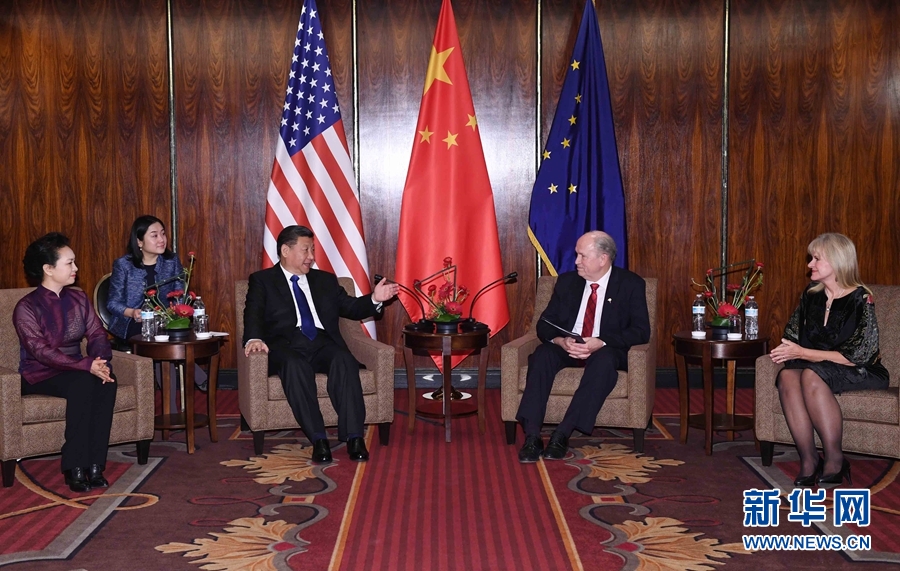 當(dāng)?shù)貢r(shí)間4月7日，國(guó)家主席習(xí)近平在美國(guó)阿拉斯加州安克雷奇會(huì)見阿拉斯加州州長(zhǎng)沃克。 新華社記者 饒愛民 攝 