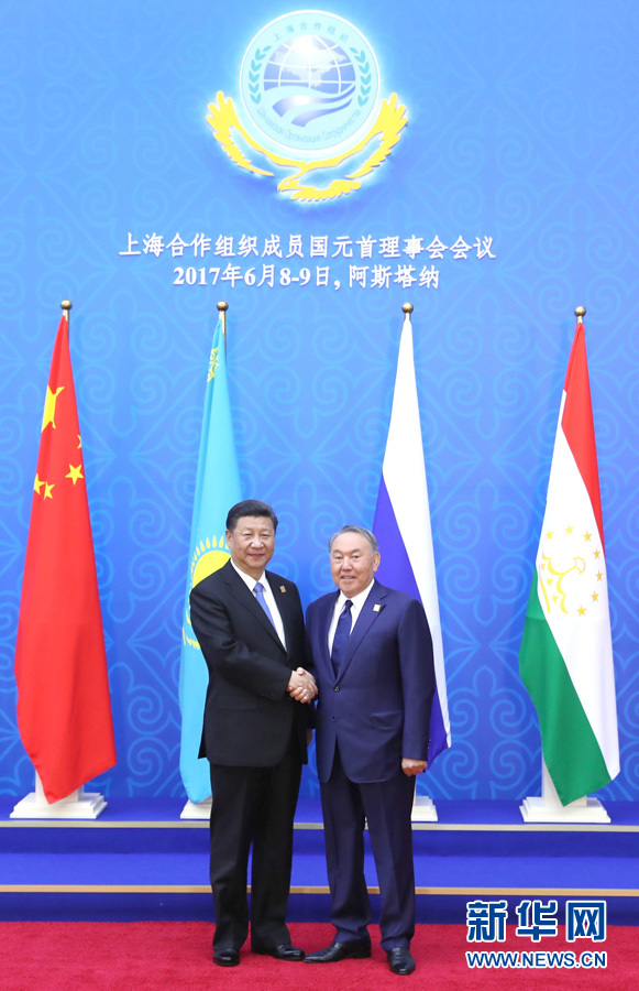 6月9日，國家主席習近平在哈薩克斯坦首都阿斯塔納出席上海合作組織成員國元首理事會第十七次會議并發表重要講話。這是習近平出席會議時，受到哈薩克斯坦總統納扎爾巴耶夫的熱情迎接。新華社記者 馬占成 攝