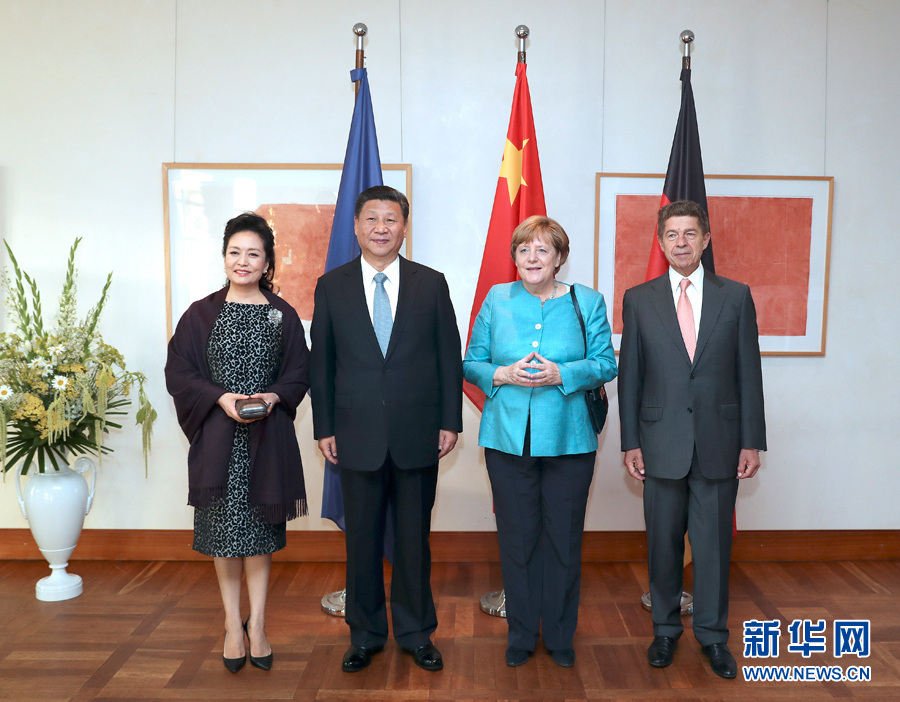 當?shù)貢r間7月4日晚，剛剛抵達柏林的國家主席習近平在利伯曼故居同德國總理默克爾舉行會見。這是習近平和夫人彭麗媛抵達位于柏林市中心勃蘭登堡門附近的利伯曼故居時，受到默克爾和丈夫紹爾熱情迎接。新華社記者 馬占成 攝