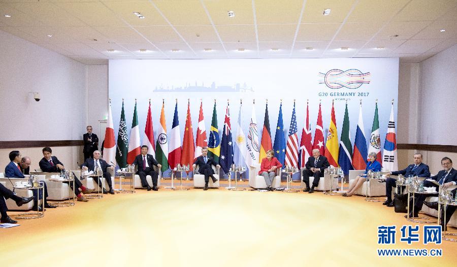 7月7日，二十國集團領(lǐng)導人第十二次峰會在德國漢堡舉行。國家主席習近平出席并發(fā)表題為《堅持開放包容　推動聯(lián)動增長》的重要講話。這是峰會前，習近平出席二十國集團峰會領(lǐng)導人座談會。新華社記者 李學仁 攝 