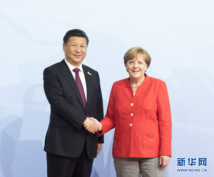 7月7日，二十國集團領導人第十二次峰會在德國漢堡舉行。國家主席習近平出席并發表題為《堅持開放包容　推動聯動增長》的重要講話。這是峰會開始前，習近平受到德國總理默克爾迎接。新華社記者 李學仁 攝 