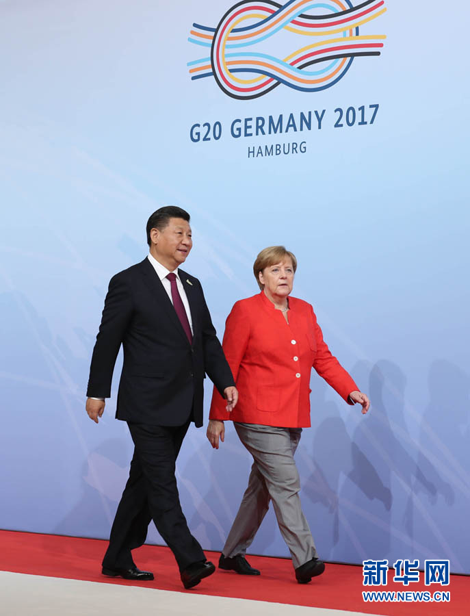 7月7日，二十國集團領導人第十二次峰會在德國漢堡舉行。國家主席習近平出席并發表題為《堅持開放包容　推動聯動增長》的重要講話。這是峰會開始前，習近平受到德國總理默克爾迎接。新華社記者 劉衛兵 攝 