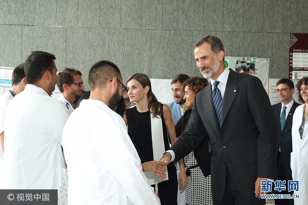 當(dāng)?shù)貢r間2017年8月19日，西班牙巴塞羅那，西班牙國王菲利普六世和萊蒂齊亞王后探望巴塞羅那恐襲案傷者。***_***BARCELONA, SPAIN - AUGUST 19:  In this handout photo provided by Casa de S.M. el Rey de Espana, King Felipe VI of Spain and Queen Letizia of Spain meets with medical staff as they arrive to visit last Thursday's terrorist attack victims at the Hospital de la Santa Creu i Sant Pau on August 19, 2017 in Barcelona, Spain. Thirteen people were killed and dozens injured in the Las Ramblas area of Barcelona when a van hit crowds on August 17.  (Photo by Casa de S.M. el Rey de Espana via Getty Images)