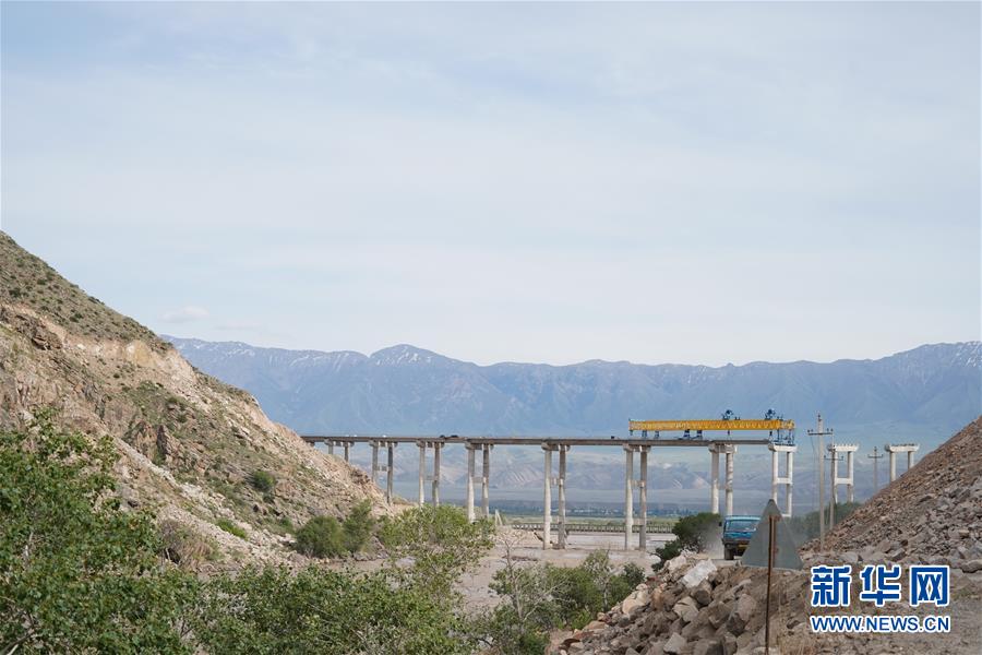 （習(xí)近平出訪配合稿&middot;圖文互動）（3）通訊：雪山腳下有條&ldquo;中國路&rdquo;