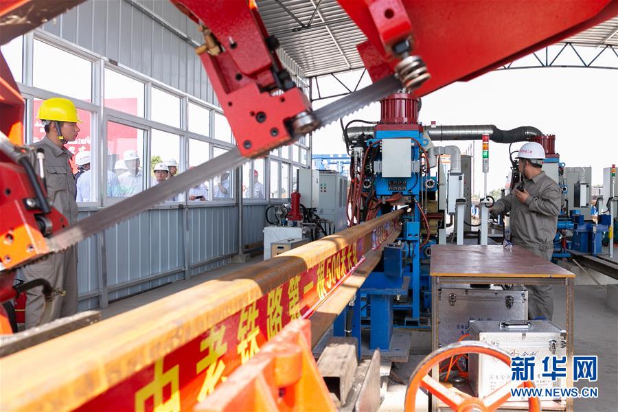 （國(guó)際）（3）中老鐵路焊軌基地正式投入生產(chǎn)