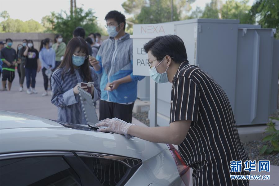 （國際疫情&middot;圖文互動）（6）&ldquo;來自祖國濃濃的愛&rdquo;&mdash;&mdash;在美留學生領取&ldquo;健康包&rdquo;背后的故事