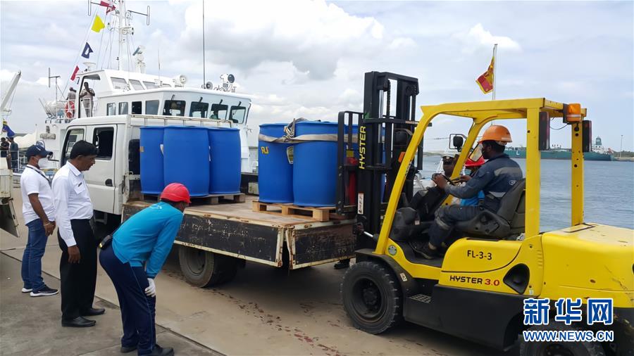 （國際&middot;圖文互動）（3）在斯里蘭卡中國專家和中資企業(yè)助力油輪滅火