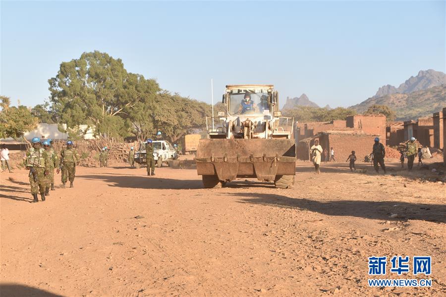 （國際&middot;圖文互動）（1）中國第16批赴蘇丹達爾富爾維和工兵分隊星夜救援友軍步戰(zhàn)車