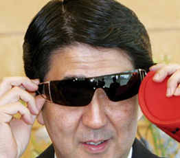 2015，安倍會繼續(xù)"暴走"嗎？