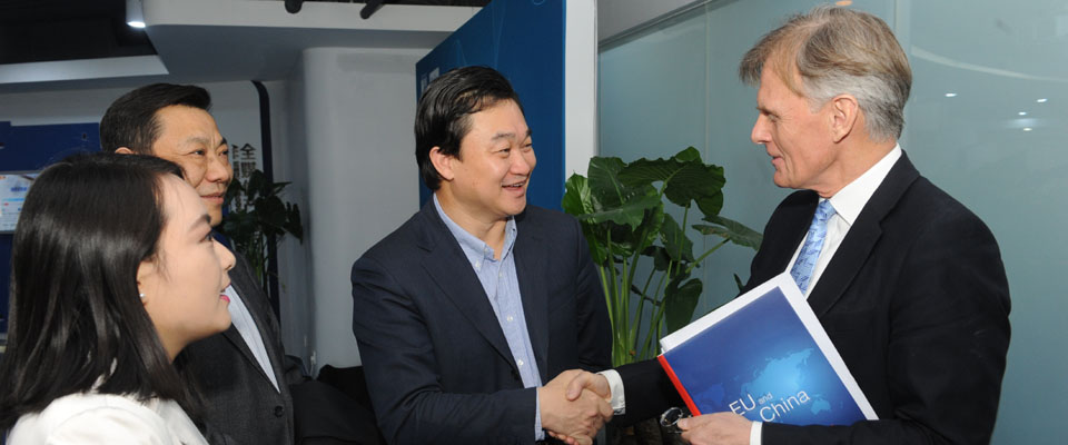 新華網董事長、總裁田舒斌會見丹麥駐華大使裴德盛