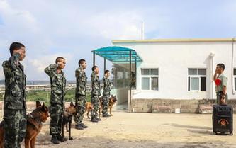 警犬班訓導員退伍 惜別&ldquo;無聲戰友&rdquo;